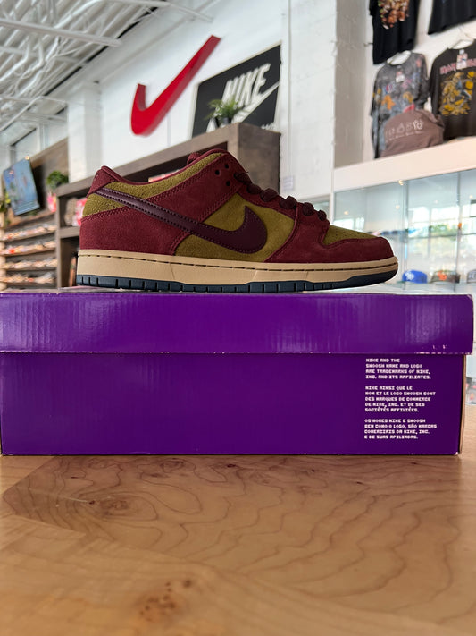 SB Dunk Low Dark Team Red (9.5)