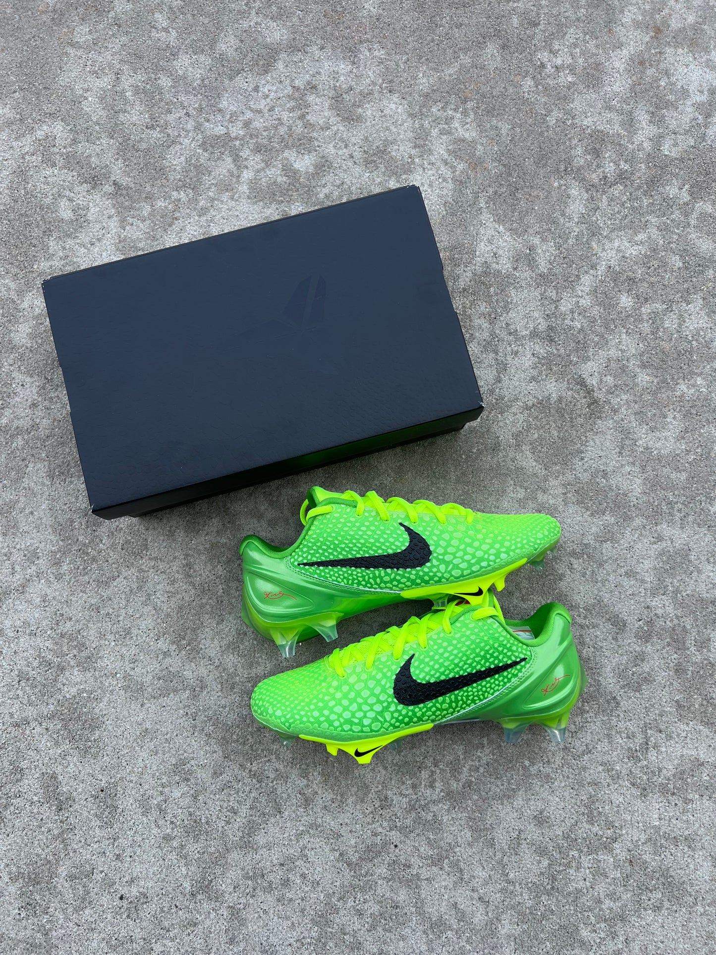 Kobe 6 Vapor Edge Grinch Cleats (9)