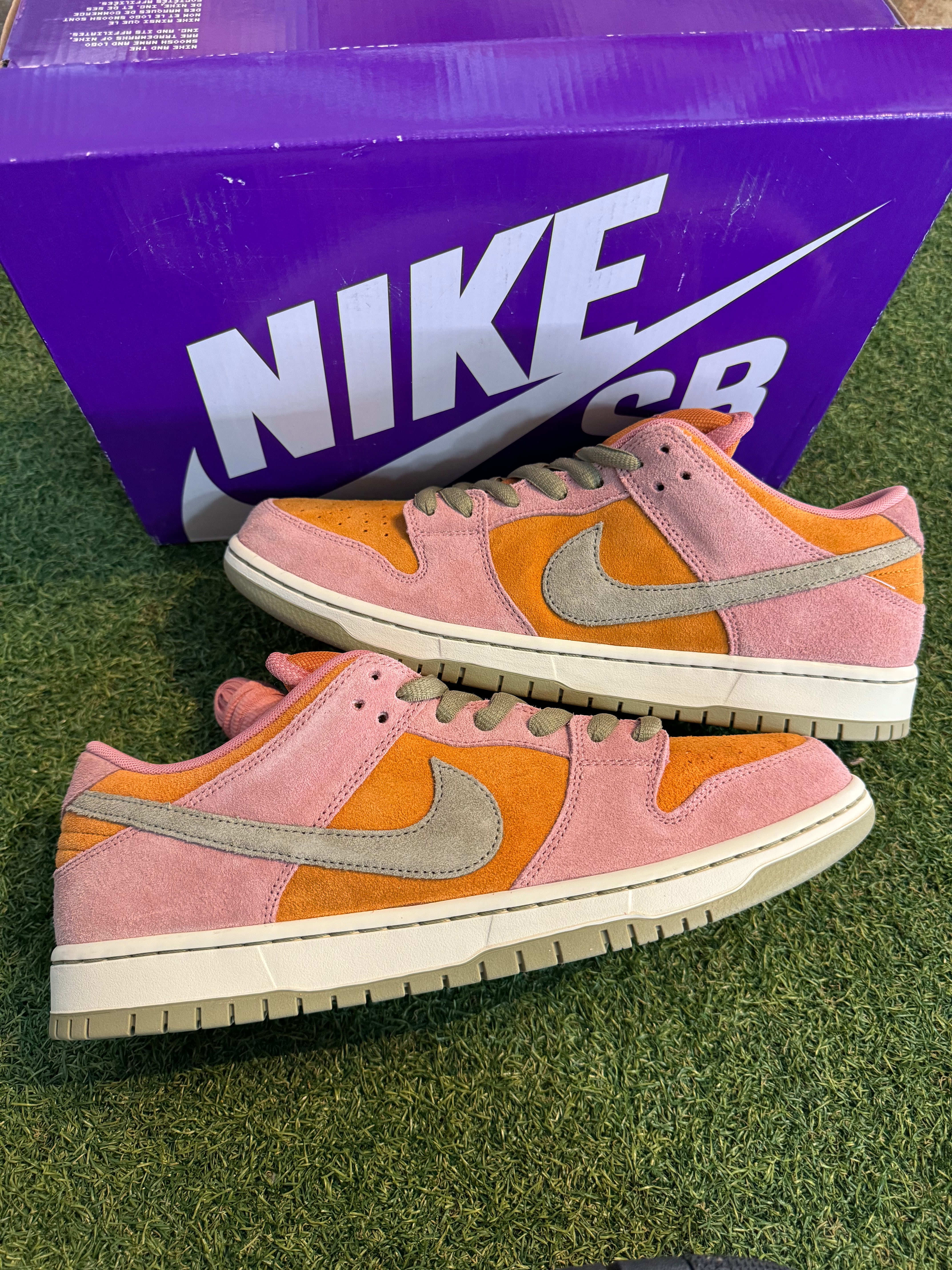 スケートボード NIKE SB DUNK LOW Red Stardust 27cm Nike SB 'Red Stardust' Dunks Hit Japan and Australia—Here's