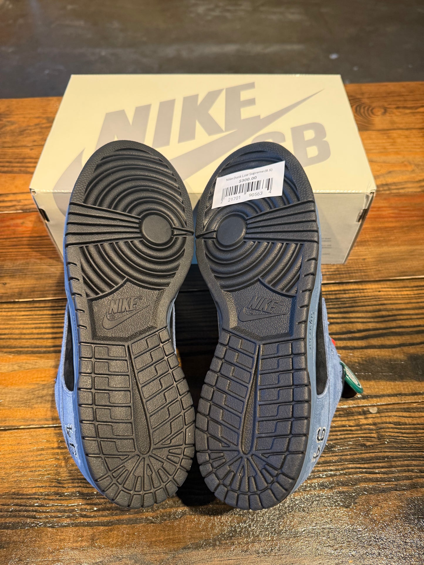 Supreme Dunk Low (8.5)