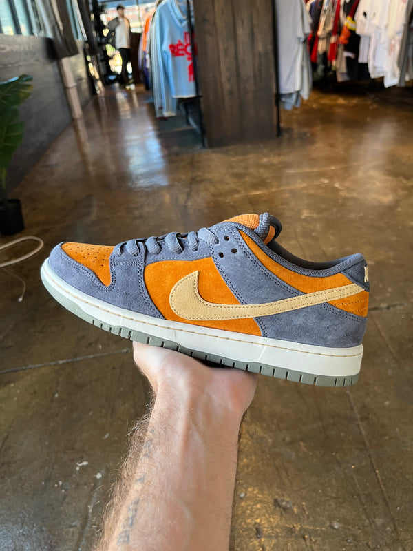 SB Dunk Low Light Carbon Monarch (9)